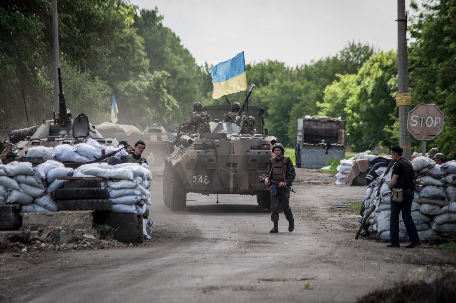 Ukrainische Soldaten bewachen einen Checkpoint in&nbsp;Slawjansk.