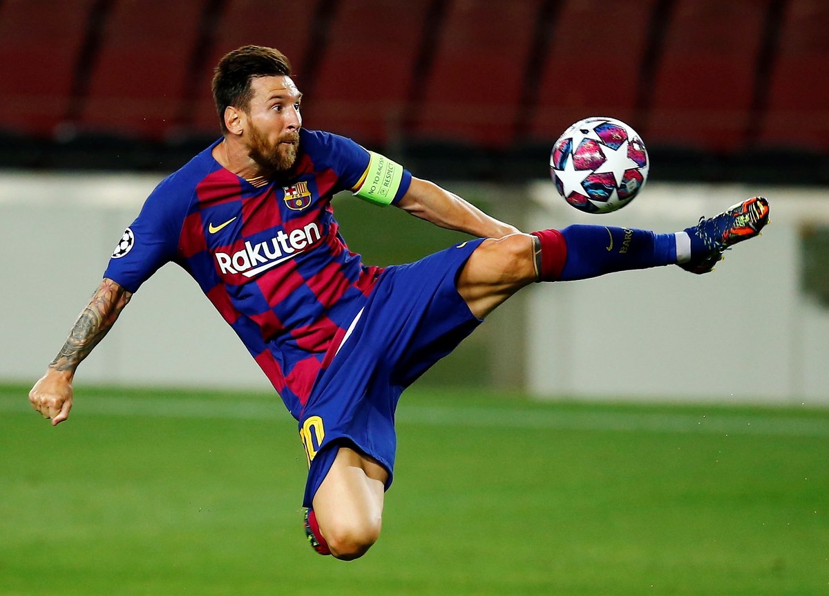 epa08592464 FC Barcelona's Lionel Messi in action during the UEFA Champions League round of 16 second leg soccer match between FC Barcelona and SCC Napoli in Barcelona, Catalonia, north eastern S ...