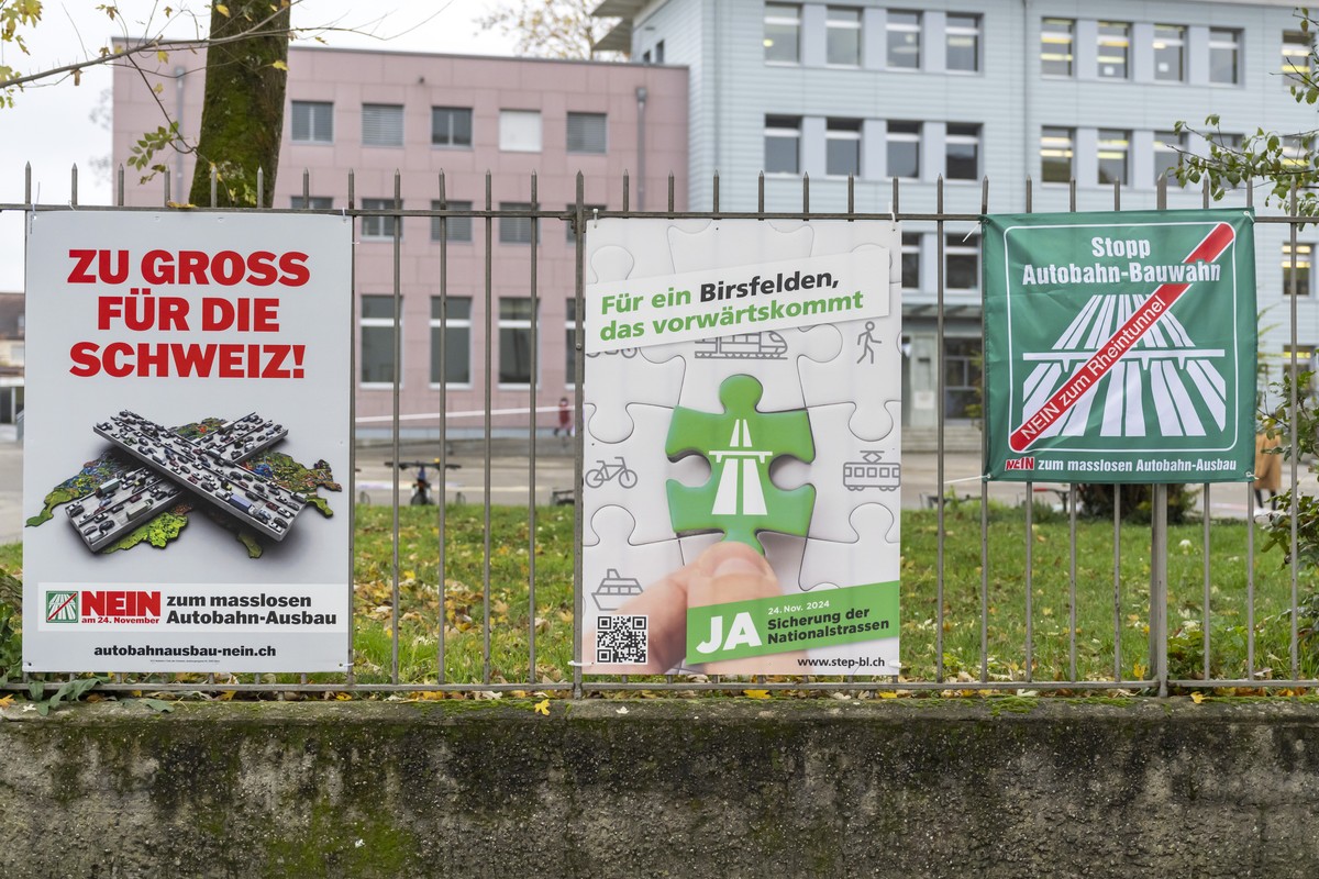 Plakate, die fuer und gegen den Autobahnausbau in der Schweiz werben, haengen in Birsfelden, am Dienstag, 12. November 2024. Am 24. November 2024 wird ueber den Bundesbeschluss ueber den Ausbauschritt ...