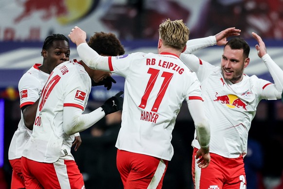 epa12544424 Assan Ouedraogo (2-L) of Leipzig celebrates with teammates after scoring the opening goal in the German Bundesliga soccer match between RB Leipzig and Werder Bremen in Leipzig, Germany, 23 ...