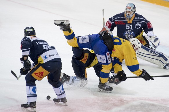 Enzo Corvi, mitte, von Davos im Zweikampf beim fuenften Eishockey Playoff Halbfinalspiel der National League A zwischen dem EV Zug und dem HC Davos am Donnerstag, 30. Maerz 2017, in Zug. (KEYSTONE/Urs ...