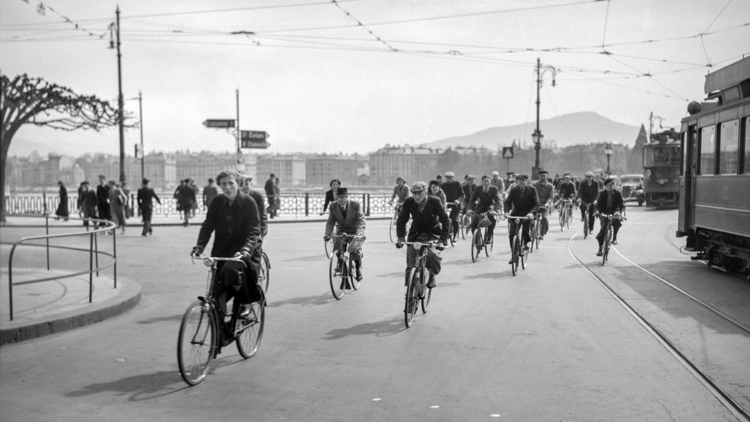 Radfahrer im Strassenverkehr in Genf um 1940. (KEYSTONE/PHOTOPRESS-ARCHIV/Str)