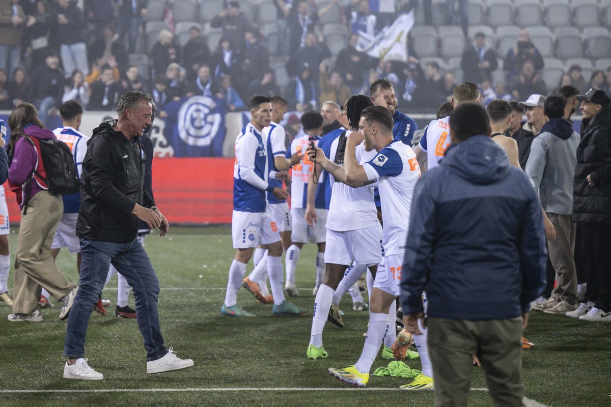 Zuerichs Trainer Marco Schaellibaum freut sich im Fussball Barrage Rueckspiel zwischen dem FC Thun und den Grasshopper Zuerich, am Freitag, 31. Mai 2024, in der Stockhorn Arena in Thun. (KEYSTONE/Pete ...