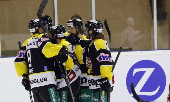 Die Spieler des HC Ajoie bejubeln den Ausgleich zum 2 zu 2 waehrend des 1/16-Finalspiels des Swiss Ice Hockey Cups, am Dienstag, 19. September 2017 in Porrentruy (KEYSTONE/Roger Meier/Bist)