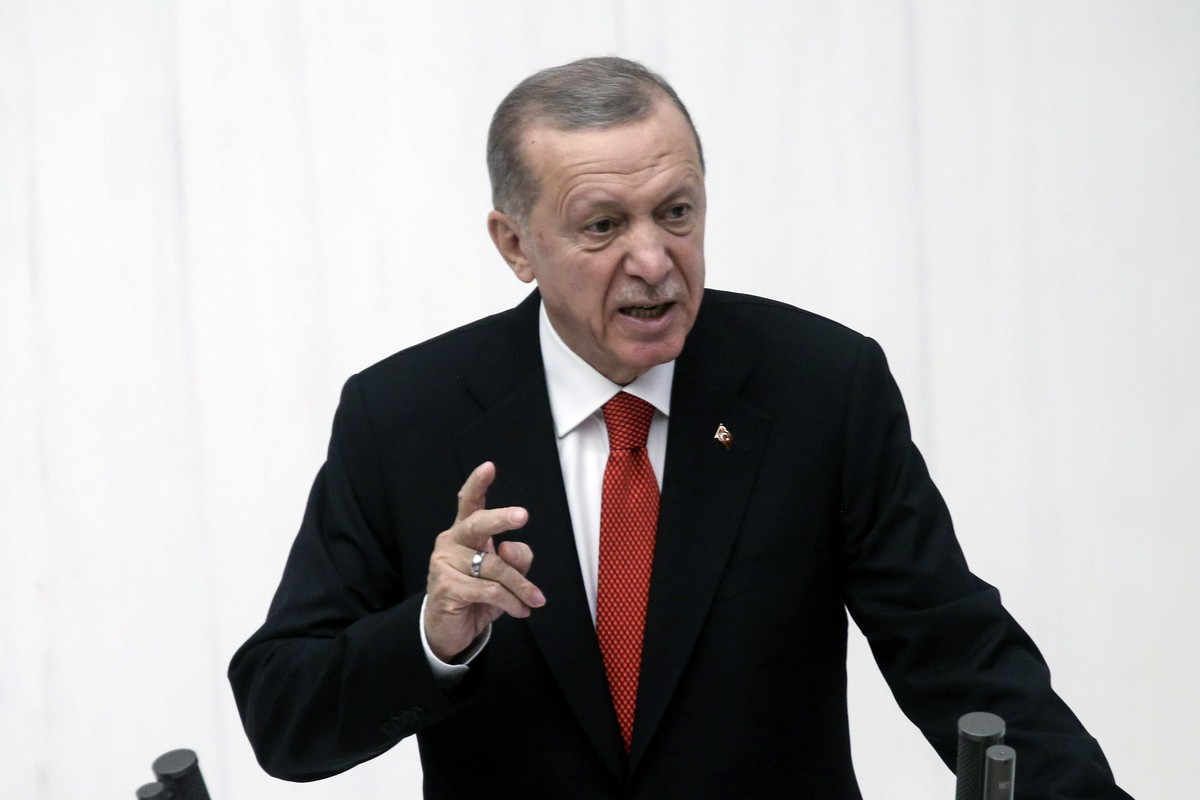 epa10894001 Turkey's President Recep Tayyip Erdogan speaks at the opening of the new legislative year of the Parliament in Ankara, Turkey, 01 October 2023. Erdogan said terrorists attempting to d ...