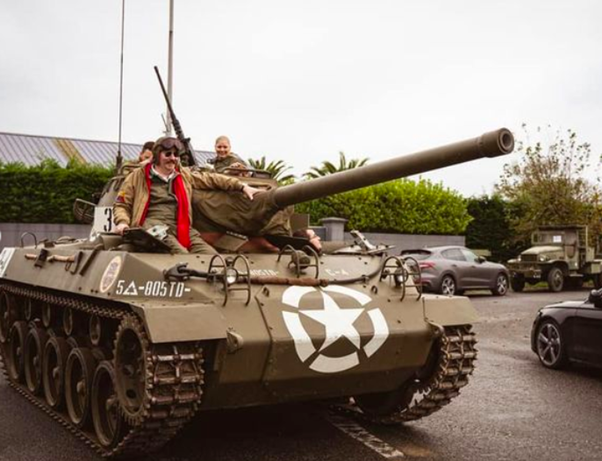 Happy mit seinem eigenen Panzer: Bitcoin-Millionär Niklas Nikolajsen.