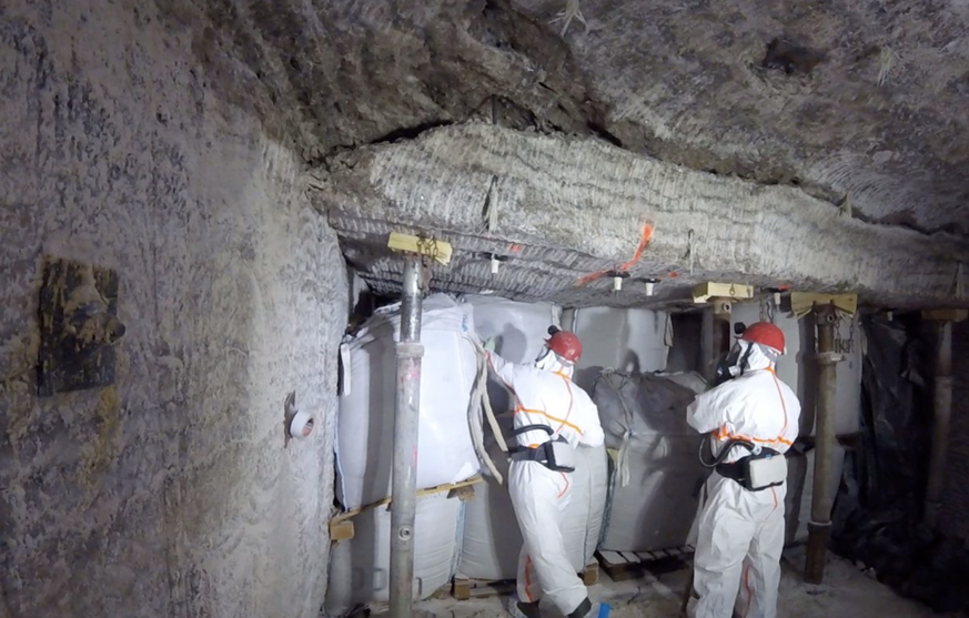 Umweltschützer fürchten, dass aus der Mine Giftstoffe ins Grundwasser gelangen. Die Regierung argumentierte, es sei riskanter, die Abfälle zu bergen, als sie unterirdisch abzuschirmen.