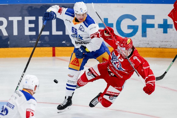 David Sklenicka (EVZ), links, gegen Janis Embacher (SCRJ) waehrend dem Meisterschaftsspiel der National League zwischen den SC Rapperswil Jona Lakers und dem EV Zug, am Freitag, den 24. Oktober 2025,  ...