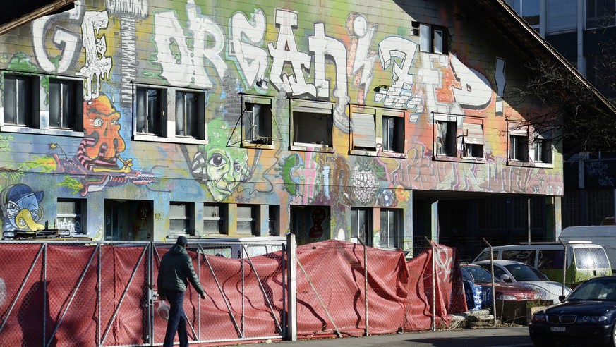 Graffiti an einer Fassade der besetzten Liegenschaft auf dem Koch Areal, aufgenommen am Samstag, 20. Dezember 2014, in Zuerich. (KEYSTONE/Steffen Schmidt)