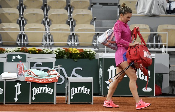 epa08719273 Simona Halep of Romania leaves the court after losing her 4th round match against Iga Swiatek of Poland at the French Open tennis tournament at Roland Garros in Paris, France, 04 October 2 ...