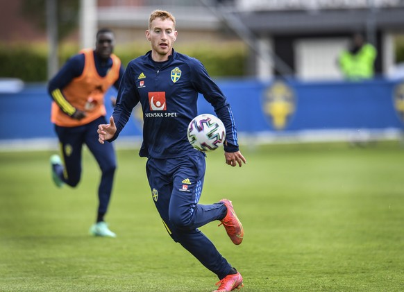 epa09255298 (FILE) - Sweden&#039;s Dejan Kulusevski in action at the national soccer team training in Bastad, Sweden, 26 May 2021 (re-issued on 08 June 2021). On 26 June 2021 Sweden&#039;s national te ...