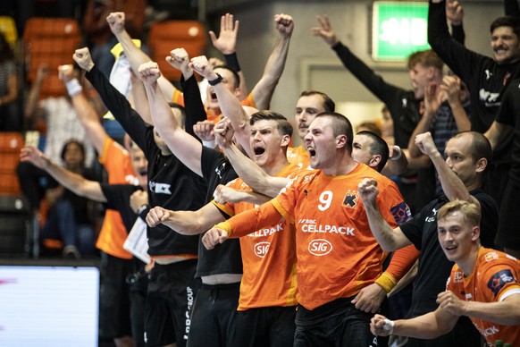 Jubel bei den Kadetten Schaffhausen beim 3. Playoff Finalspiel zwischen Kadetten Schaffhausen und Pfadi Winterthur in der BBC Arena in Schaffhausen am Dienstag, 7. Juni 2022. (KEYSTONE/Alexandra Wey)