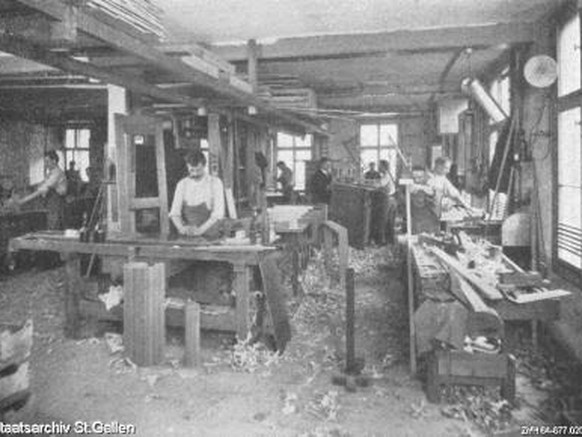 Möbelwerkstatt in St.Galler Quartier Lachen um zirka 1909.