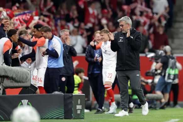 epa12878842 Mainz' head coach Urs Fischer gestures during the UEFA Conference League quarter finals, 1st leg match between FSV Mainz 05 and Racing Club de Strasbourg Alsace, in Mainz, Germany, 09 ...
