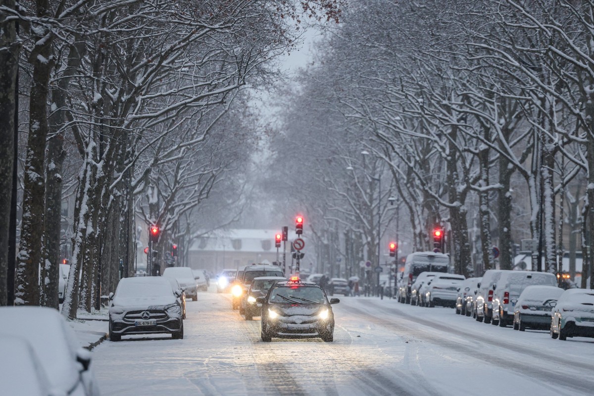 Paris est sous la neige en ce 5 janvier 2026. La région est frappée par des bouchons immenses.