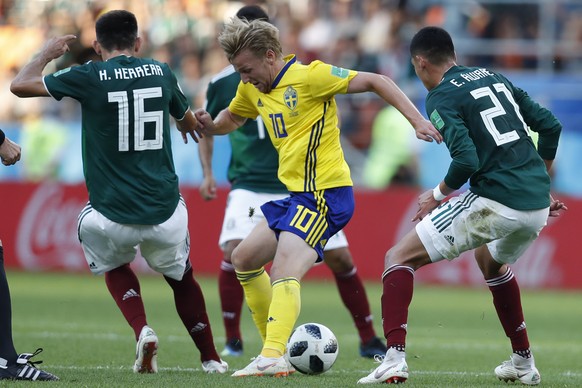 Sweden&#039;s Emil Forsberg, center, Mexico&#039;s Edson Alvarez, right, and Hector Herrera challenge for the ball during the group F match between Mexico and Sweden, at the 2018 soccer World Cup in t ...