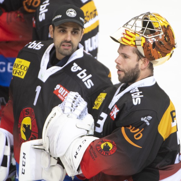 Berns Goalie Niklas Schlegel, links, und Lausannes Goalie Pascal Caminada nach dem Meisterschaftsspiel der National League zwischen dem SC Bern und dem HC Lausanne, am Freitag, 22. November 2019 in de ...