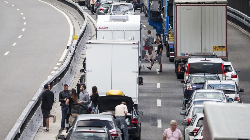 Stau vor dem Gotthard Nordportal bei Silenen, am Freitag, 18. Mai 2018. Auf der Gotthard-Route stauten sich die Fahrzeuge seit dem Freitagvormittag. In Richtung Sueden wuchs der Stau seit dem Vormitta ...