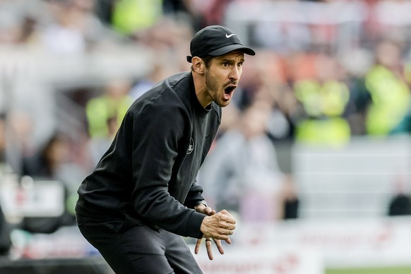 epa12109644 Freiburg head Coach Julian Schuster yells during the German Bundesliga soccer match between SC Freiburg vs Eintracht Frankfurt in Freiburg, Germany, 17 May 2025. EPA/RONALD WITTEK CONDITIO ...