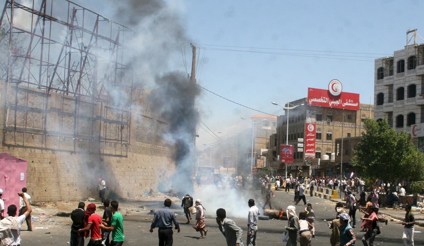 Huthi-Gegner demonstrieren am Sonntag in der Stadt Tais.