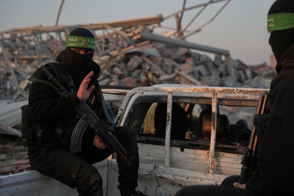 Hamas militants search for the remains of Israeli hostage in Zeitoun neighborhood of Gaza City, Wednesday, Jan. 7, 2026. (AP Photo/Abdel Kareem Hana)
Israel Palestinians Gaza