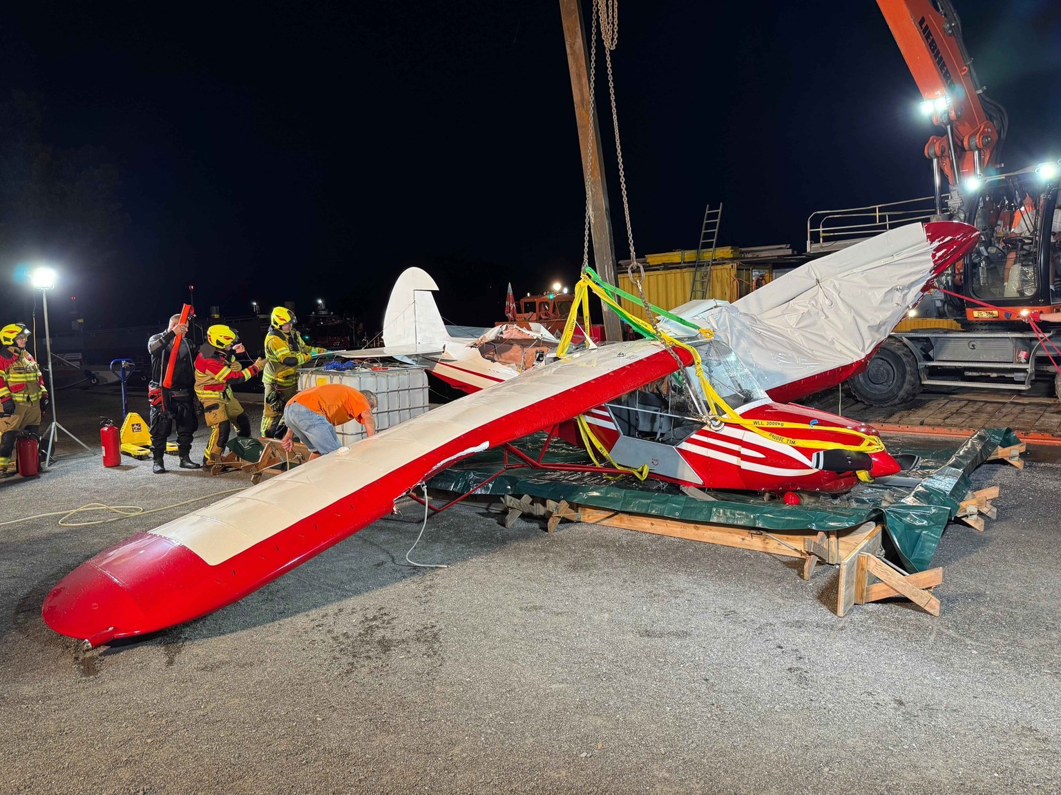 Nach der Spurensicherung konnte das Wasserflugzeug schliesslich abtransportiert werden.