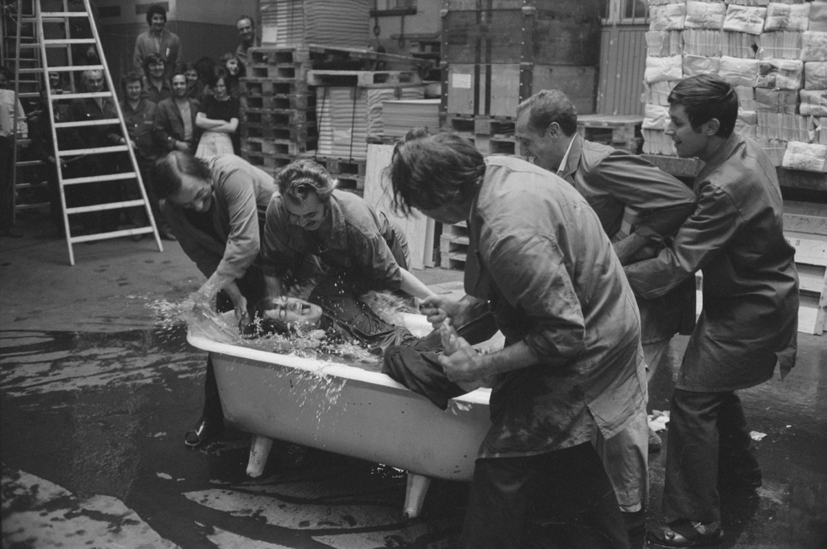 Bei der «Neuen Zürcher Zeitung» (NZZ) wird 1973 die «Gautschete» (Gesellentaufe) eines ausgelernten Lehrlings gefeiert.