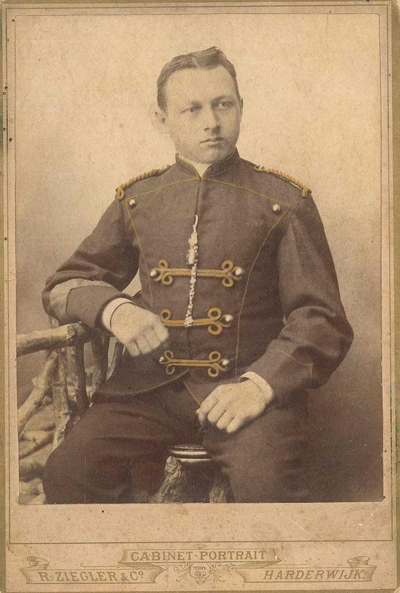 Der Aargauer Arnold Egloff trat 1889 in die Niederländische Kolonialarmee ein und verstarb 1894 an den Verletzungen, die er im Lombokkrieg erlitten hatte.