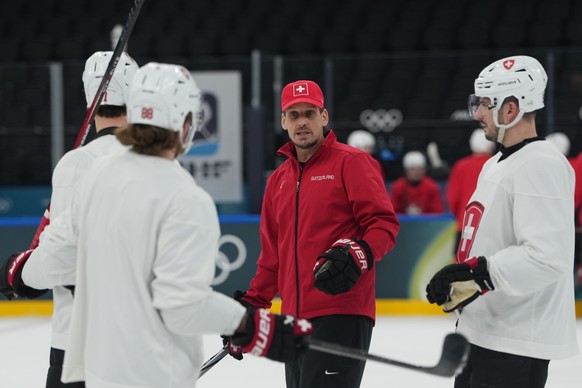 Switzerland's head coach Patrick Fischer talks to players on the ice during men's ice hockey practice at the 2026 Winter Olympics, in Milan, Italy, Sunday, Feb. 8, 2026. (AP Photo/Carolyn Ka ...