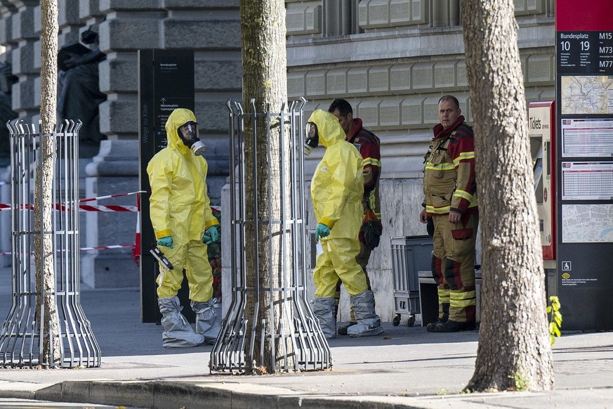 Die Polizei hat die Bundesgasse und den Bundesplatz abgesperrt, am Donnerstag, 5. Oktober 2023, in Bern. Grund ist ein unbekannter Gegenstand. (KEYSTONE/Peter Schneider)