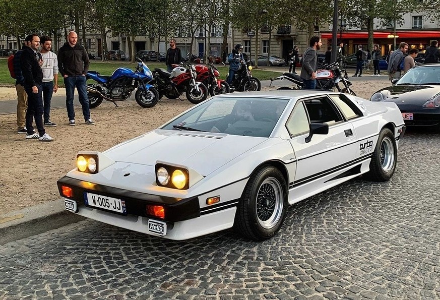 lotus esprit turbo klappscheinwerfer auto james bond sportwagen retro motor https://pikstagram.org/tag/espritturbo