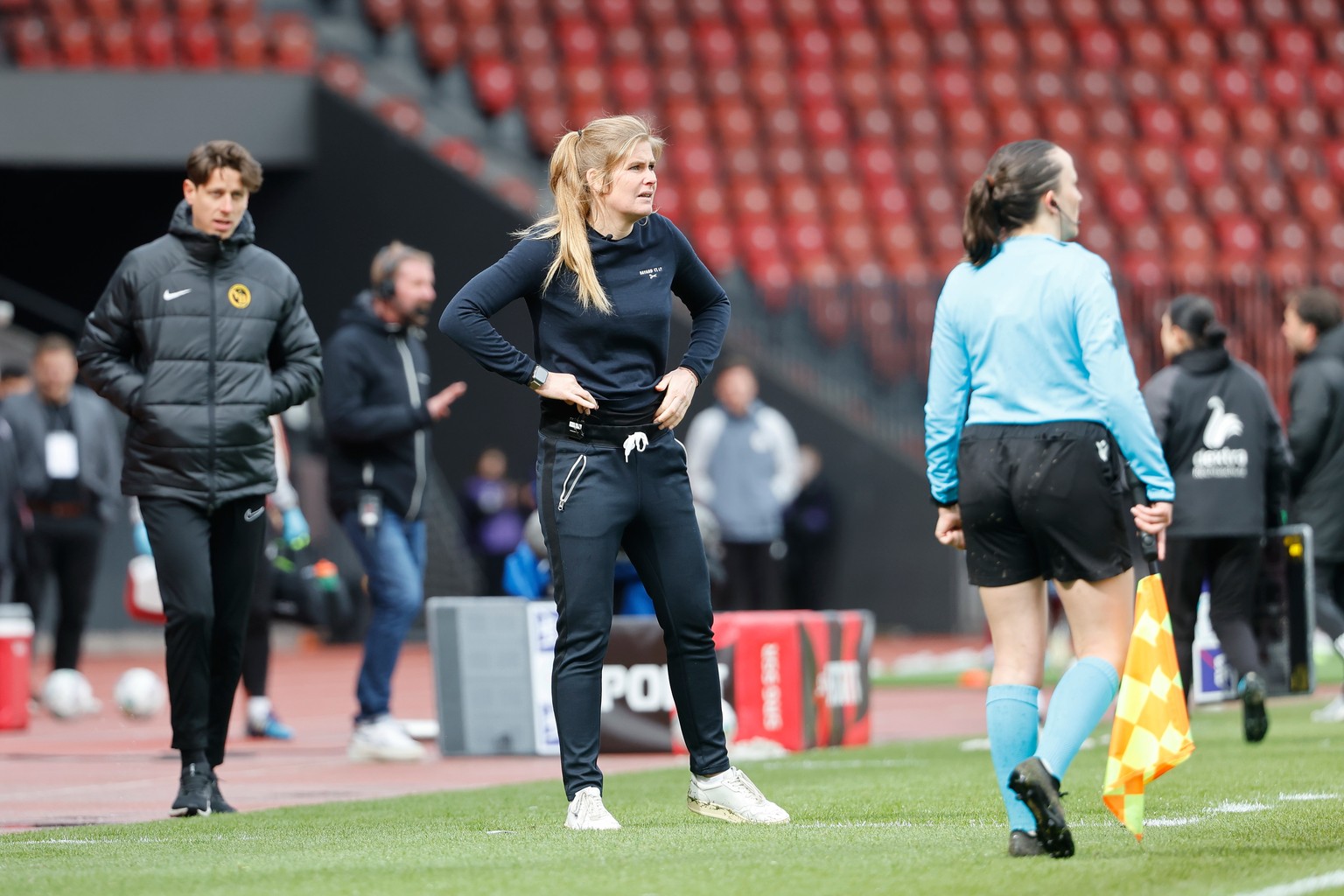 YBs Trainerin Imke Wuebbenhorst waehrend dem AXA Womens Fussball Cup Final der Frauen zwischen den BSC YB Frauen und Servette FC Chenois Feminin am Samstag, den 20. April 2024 im Stadion Letzigrund in ...