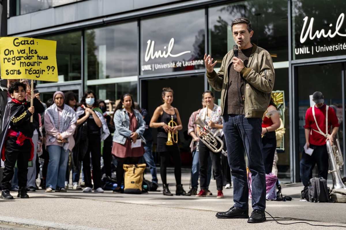 Olivier Fillieule, Professeur de sociologie politique a l'Universite de Lausanne, parle aux militants pro-palestiniens qui manifestent lors d'un appel a la mobilisation alors que des etudian ...