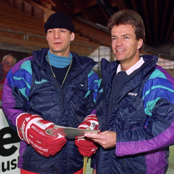 Die beiden Trainer John Slettvoll, links, und Bill Gilligan, rechts, bei einem Training der Schweizer Eishockey-Nationalmannschaft in Davos, 14. April 1992. (KEYSTONE/Arno Balzarini)