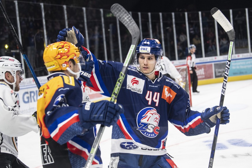 Zuerichs Topscorer Garrett Roe, links, jubelt mit Pius Suter nach dem 5:1 Tor im Eishockeyspiel der National League zwischen den ZSC Lions und dem HC Lugano am Dienstag, 12. November 2019, im Zuercher ...