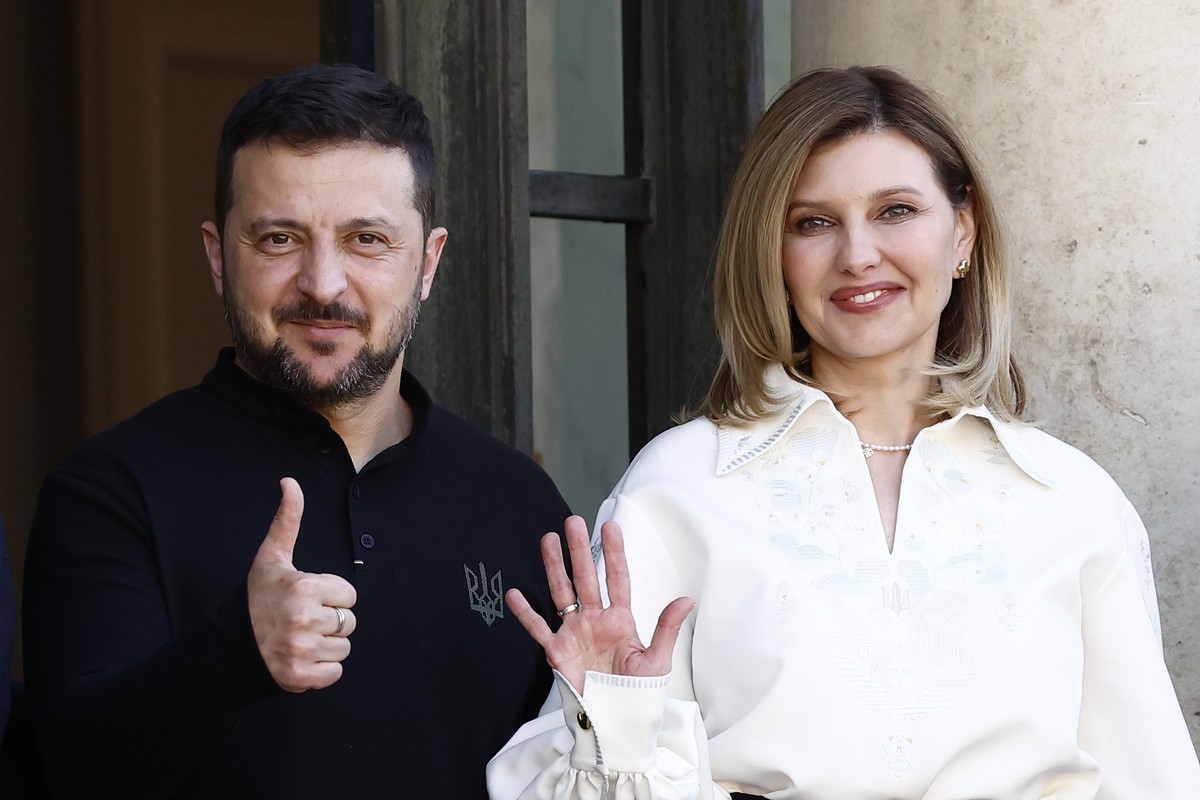 epa11395969 Ukrainian President Volodymyr Zelensky (L) and his wife Olena Zelenska (R) gesture upon their arrival at the Elysee Palace to meet with French President Emmanuel Macron and Brigittte Macro ...