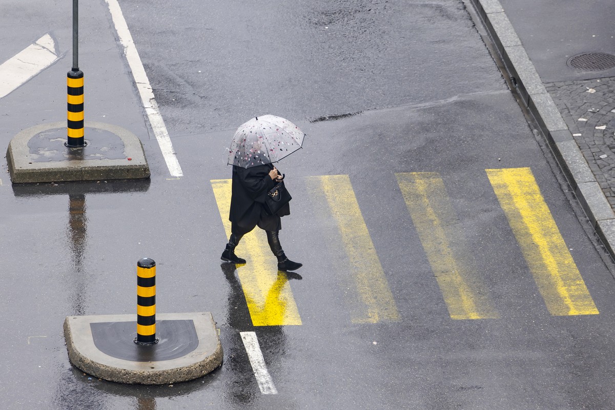 Une personne avec un parapluie marche sous la pluie ce mardi 10 fevrier 2026 a Lausanne. (KEYSTONE/Cyril Zingaro)