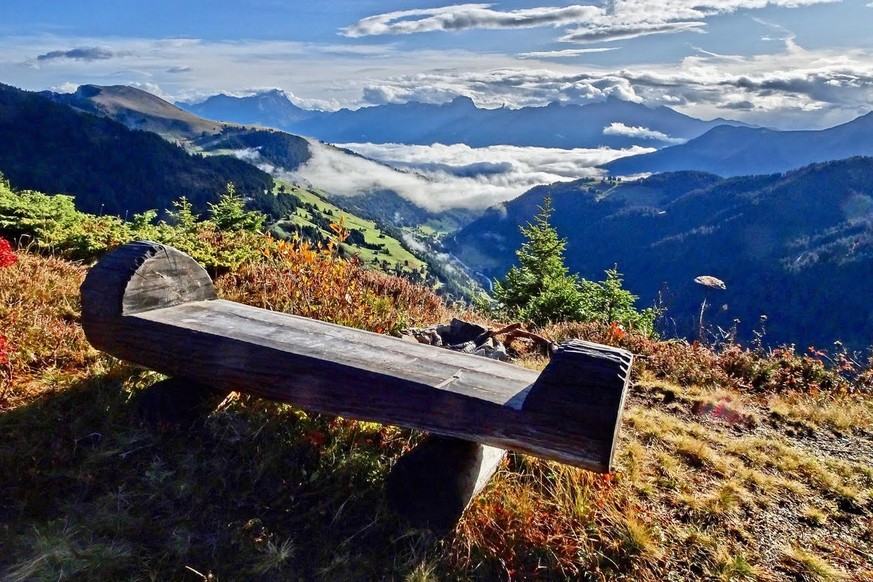 Rauszeit Schönste Aussichtsbänkli der Schweiz Aussichtssitzbank Sitzbank La vie en jaune Morgins