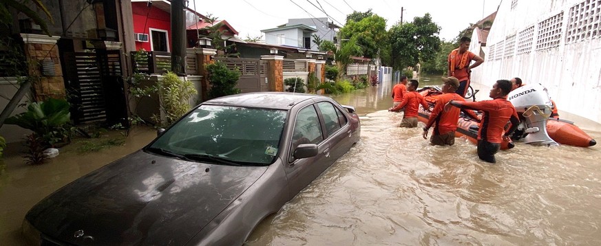 epa10274519 Filipino coast guard personnel conduct a rescue mission in the flood-hit town of Kawit, Cavite province, Philippines, 30 October 2022. Heavy rains brought by Typhoon Nalgae killed 45 peopl ...