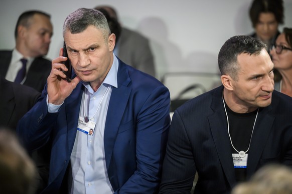 epa10412635 Kiyv Mayor Vitalii Klitschko (L) and his brother Wladimir Klitschko (R) during the 53rd annual meeting of the World Economic Forum, WEF, in Davos, Switzerland, 18 January 2023. The meeting ...