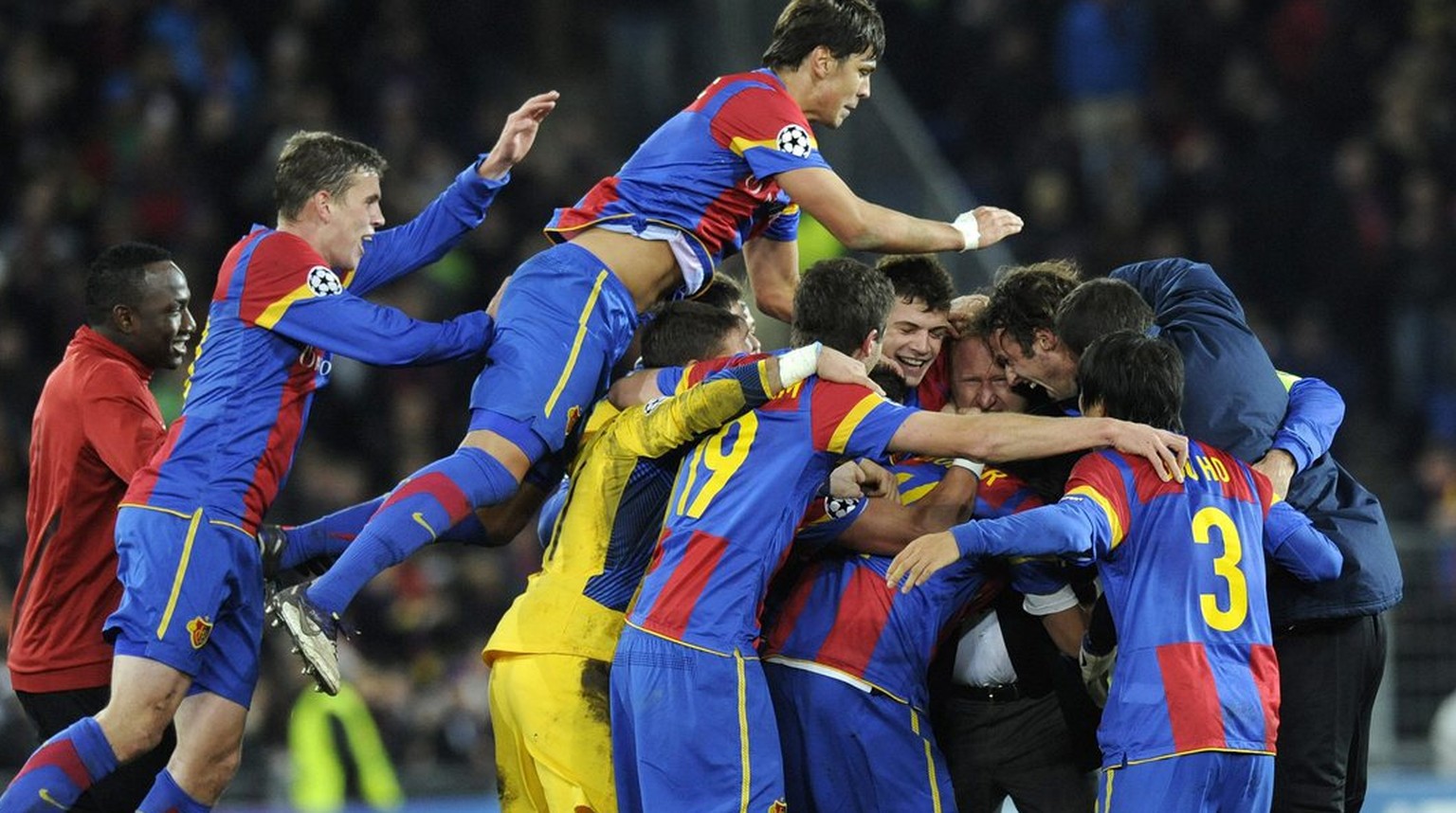 Basel&#039;s soccer players celebrate after winning the UEFA Champions League Group C soccer match between Switzerland&#039;s FC Basel and England&#039;s Manchester United FC at the St. Jakob-Park sta ...