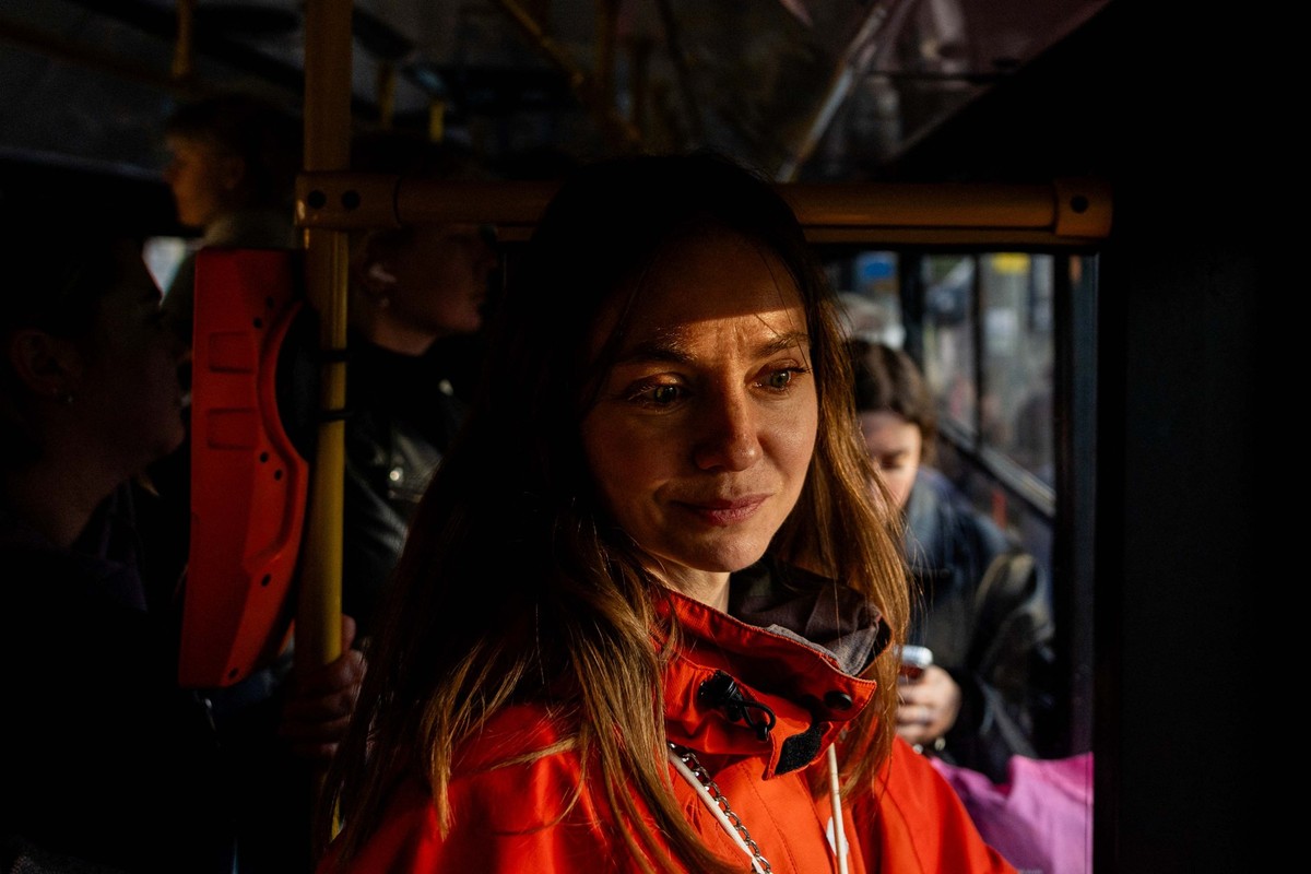 Anastassiia Jmoutska, ici dans un bus en rentrant de son travail.