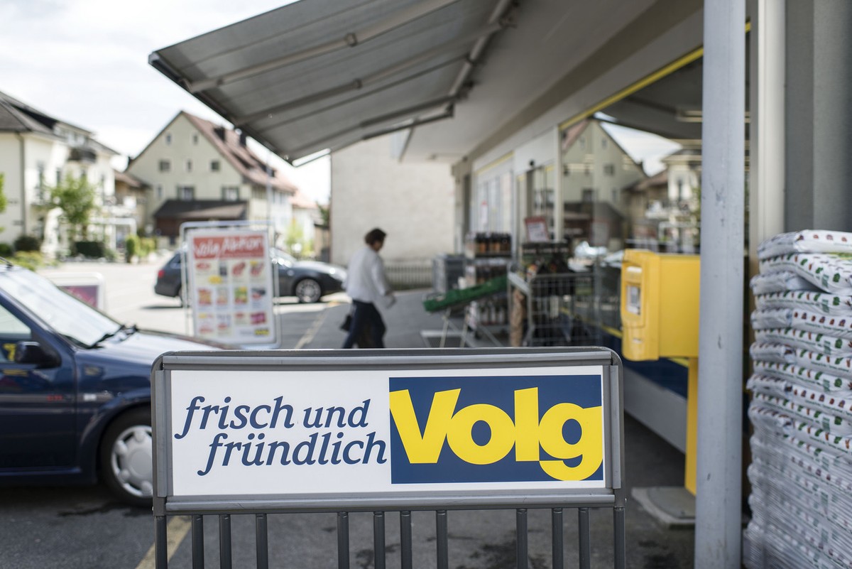 Ein Schild mit dem Logo von Volg und dem Slogen "frisch und fruendlich", aufgenommen in der Volg-Filiale in Remigen, Kt. Aargau, am 7. Mai 2013. Volg ist eine ostschweizerische Detailhandels ...