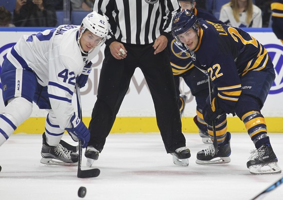 Buffalo Sabres&#039; Johan Larsson (22) and Toronto Maple Leafs&#039; Tyler Bozak (42) watch the puck after a face-off during the second period of an NHL hockey game, Thursday, Nov. 3, 2016, in Buffal ...