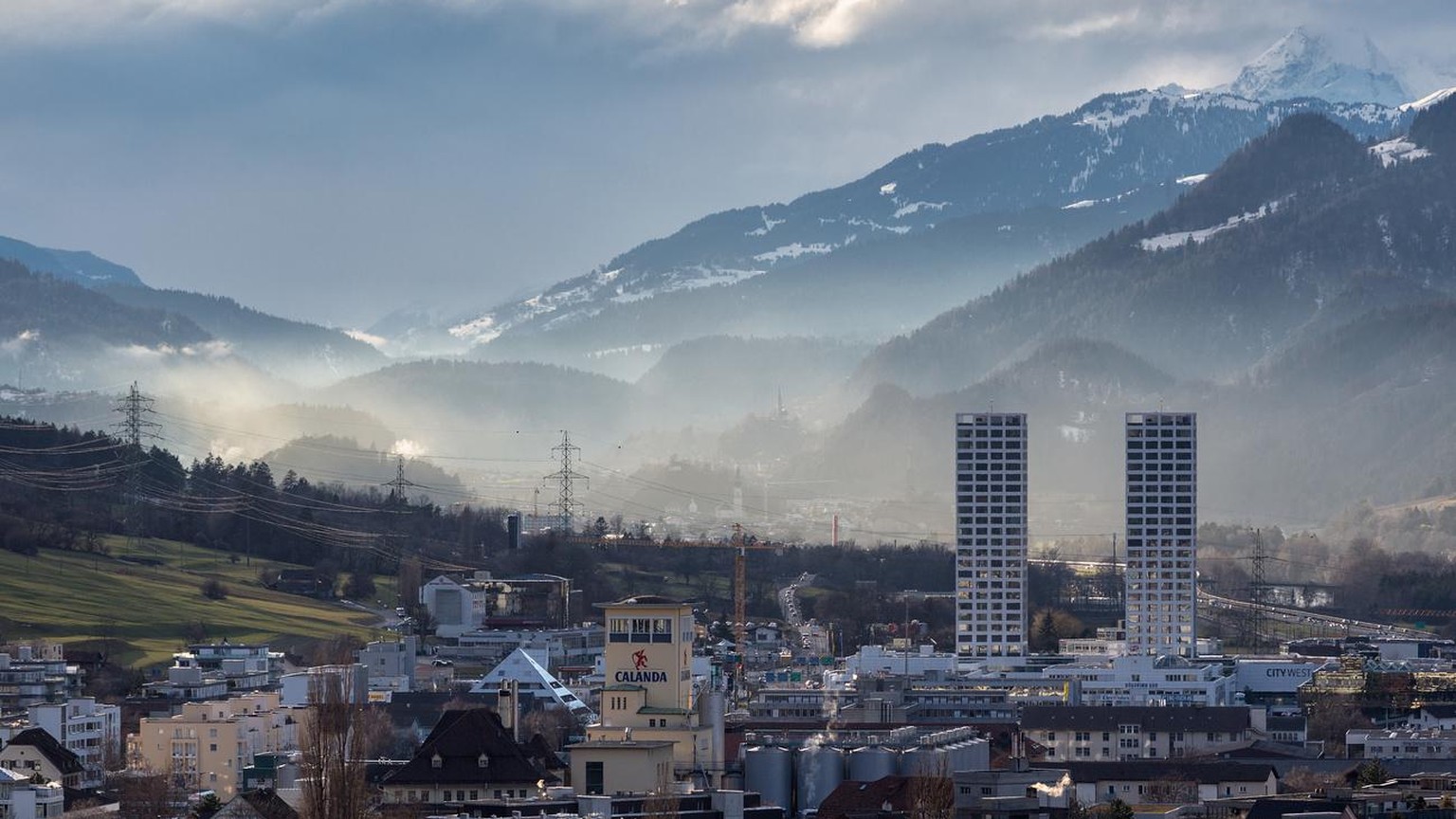 Blick ueber die Stadt Chur mit den Zwillingshochhaeusern im Quartier City West, am Montag, 3. Februar 2014. (KEYSTONE/Arno Balzarini)