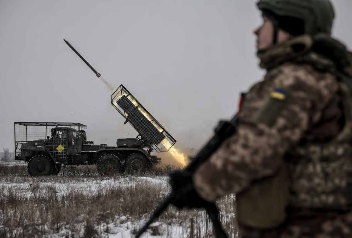 Ein ukrainischer Raketenwerfer beschiesst russische Ziele im Donbass.
