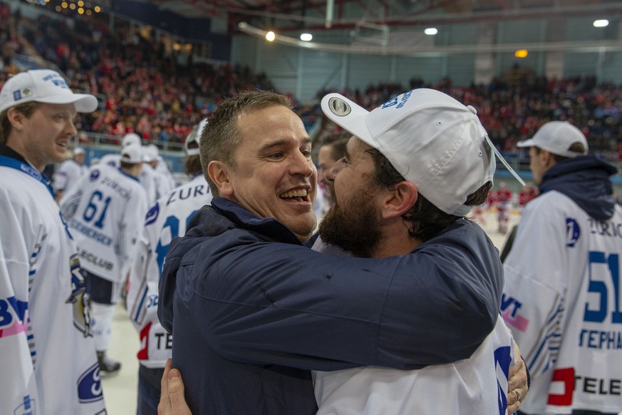 EV Zug Cheftrainer Dan Tangnes, links, feiert mit Stuermer Fabian Schnyder den Sieg im Final des Swiss Ice Hockey Cups 2018/19 zwischen den SC Rapperswil-Jona Lakers und dem EV Zug am Sonntag, 3. Febr ...