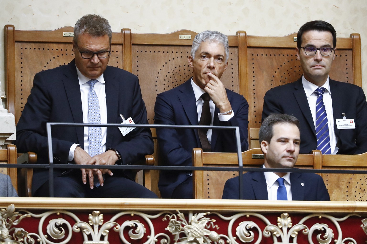 Bundesanwalt Michael Lauber, Mitte, sitzt auf der Tribuene des Nationalrats neben Ruedi Montanari, rechts, und Jacques Rayroud, stellvertretende Bundesanwaelte, waehrend der Herbstsession der Eidgenoe ...