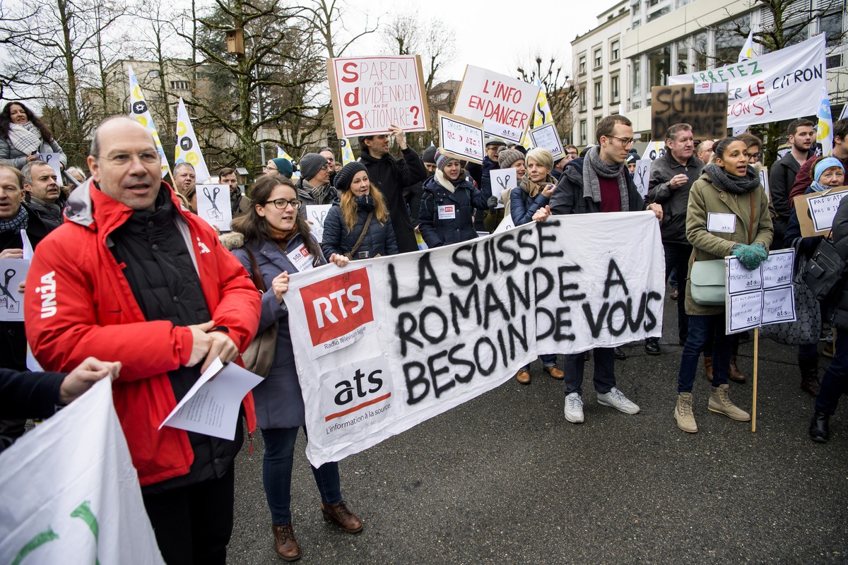 Des personnes et des journalistes manifestent en soutien du personnel de l'Agence telegraphique suisse (ATS-SDA) lors du troisieme jours de greve ce jeudi 1 fevrier 2018 devant la maison de la Ra ...