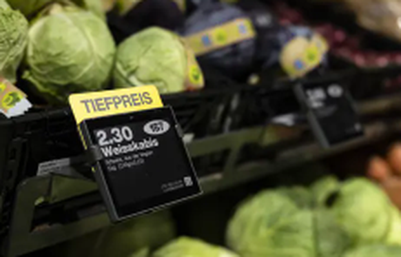 Schwarz auf gelb: Das neue Tiefpreis-Schild der Migros soll künftig 1000 Artikel schmücken.